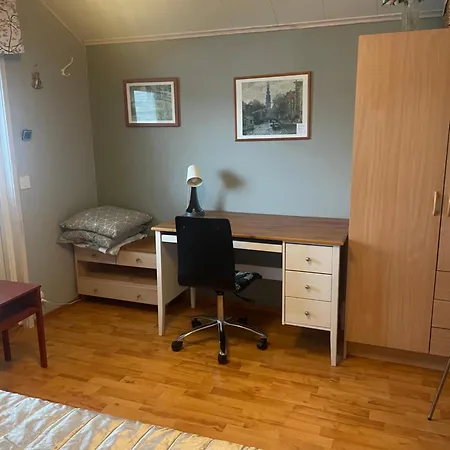 Cozy Near Centre And Golf Course, Upstairs 홈스테이