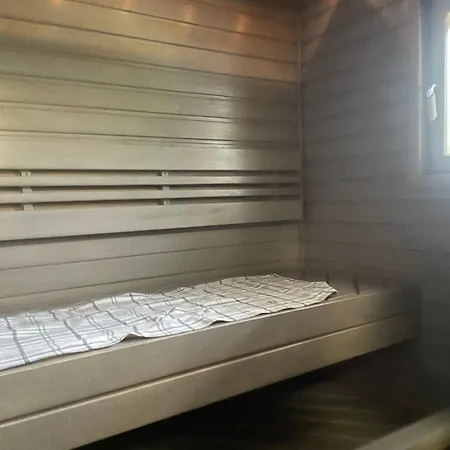 Cozy Near Centre And Golf Course, Upstairs 로바니에미