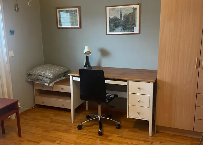 Cozy Near Centre And Golf Course, Upstairs Privat bolig